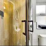 Modern Luxury Living In Center 아파트 *