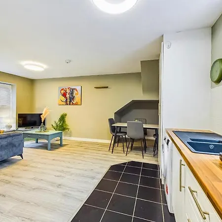 Modern Luxury Living In Center *