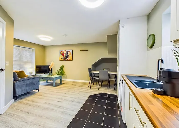 Modern Luxury Living In Center *